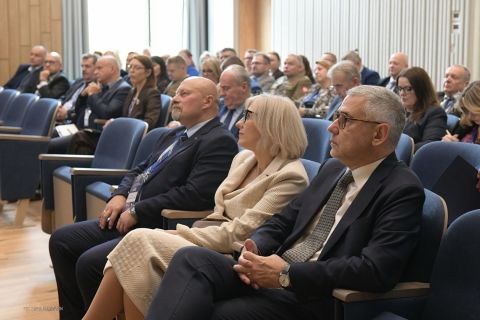 10-16-xiv-konferencja-naukowa-logistyka-morska-log-mare-2025-014_54859331128_o.jpg