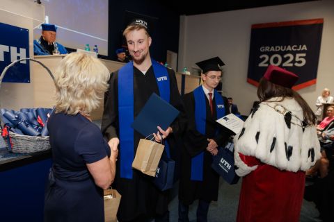2025-07-25_uth_graduacja-109.jpg