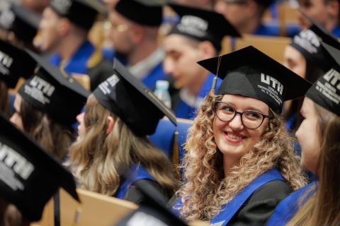 2025-07-25_uth_graduacja-560.jpg