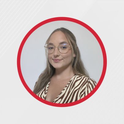 Młoda kobieta w okularach, w bluzce w paski, uśmiecha się w okrągłej ramce na jasnym tle.