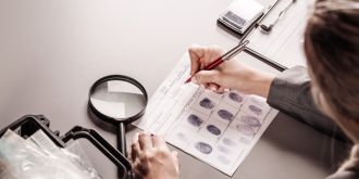 Miło nam poinformować, że absolwentka Uczelni Techniczno-Handlowej im. Heleny Chodkowskiej, Anna Kubiś-Kuras, zdobyła wyróżnienie w XVIII Edycji Konkursu im. Prof. Tadeusza Hanauska „Na Pracę Roku z Dziedziny Kryminalistyki”.