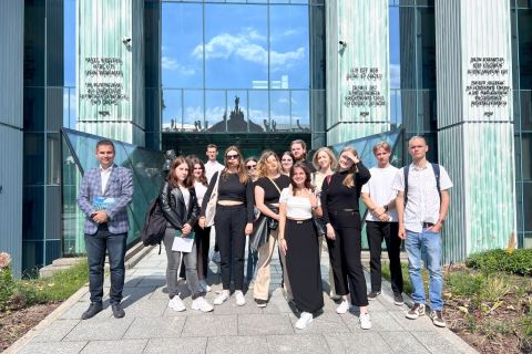 Grupa studentów przed siedzibą instytucji finansowej.jpg