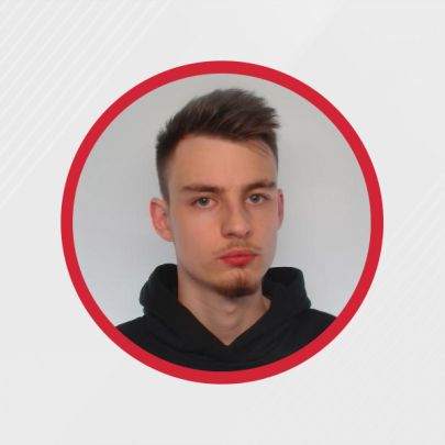 Portret młodego mężczyzny w czarnym kapturze na jasnym tle, z wyraźnym wyrazem twarzy.