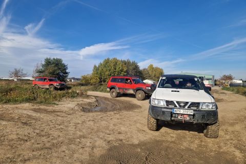 Ćwiczenia terenowe z jazdy off-road – nauka pracy zawieszenia i napędu 4x4 w praktyce.jpg