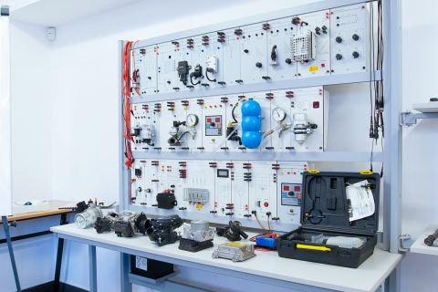 Galeria: Kierunek Motorsport: baza laboratoryjna i sprzęt, obraz 11 z 27