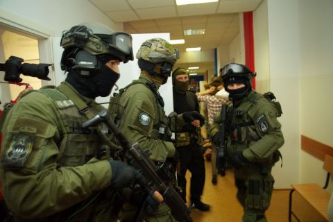 Oddział antyterrorystyczny omawia plan działania.jpg