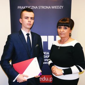 Student UTH odbiera z rąk Rektor Uczelni dyplom za wybitne osiągnięcia.