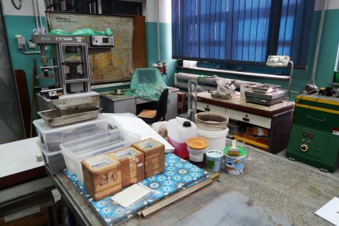 Zajęcia praktyczne w laboratorium materiałów budowlanych CEBET
