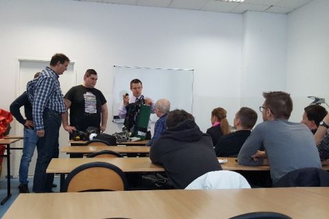 Grupa studentów analizuje sprzęt ochronny.jpg