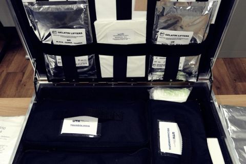 Walizka oględzinowa technika kryminalistyki UTH, zawierająca narzędzia do analizy dowodów.JPG