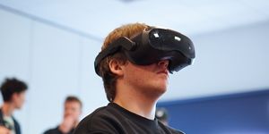 Uczeń z goglami VR