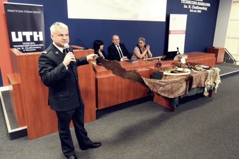 Funkcjonariusz celny przedstawiający temat nielegalnego handlu dobrami chronionymi.JPG