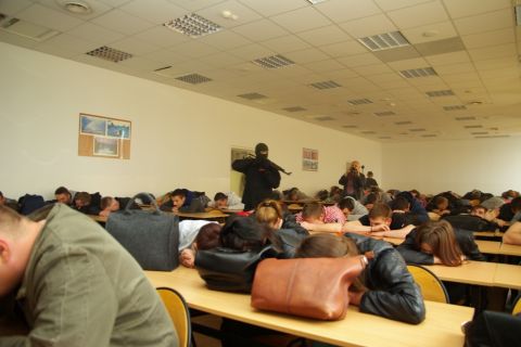 Uczniowie chowają się pod ławkami podczas symulacji ataku.JPG