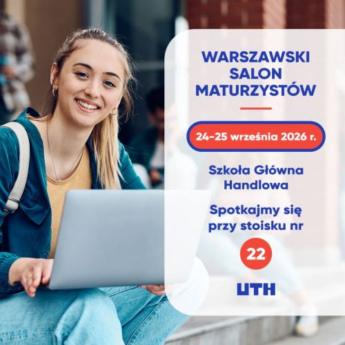 Młoda kobieta uśmiecha się, korzystając z laptopa w Warszawskim Salonie Maturzystów 2026.