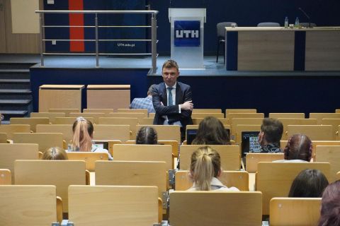 Wykład z zakresu finansów międzynarodowych na UTH.jpg