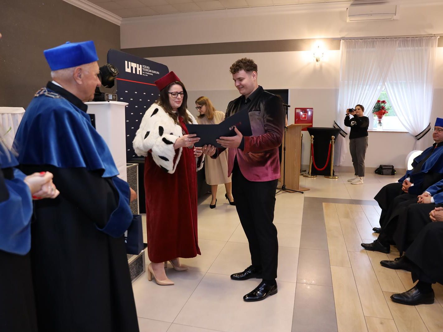 Galeria: Uroczystość zakończenia studiów w Wydziale Zamiejscowym w Płońsku 2026, obraz 40 z 57