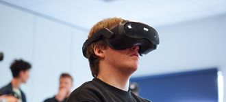 Uczeń z goglami VR