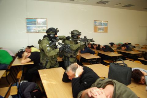 Funkcjonariusze zabezpieczają salę z ukrywającymi się uczniami.JPG