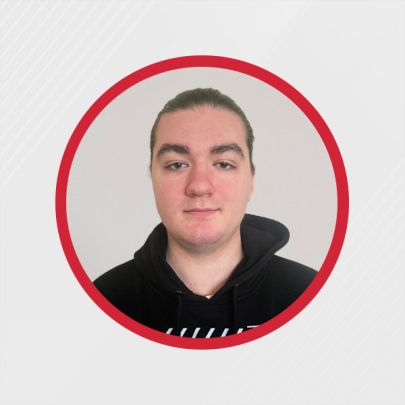 Młody mężczyzna z krótkimi ciemnymi włosami ubrany w czarną bluzę z kapturem na białym tle w okrągłej ramce