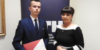 Student UTH z dyplomem za wybitne osiągnięcia, przyznawanym przez Ministra Nauki i Szkolnictwa Wyższego.