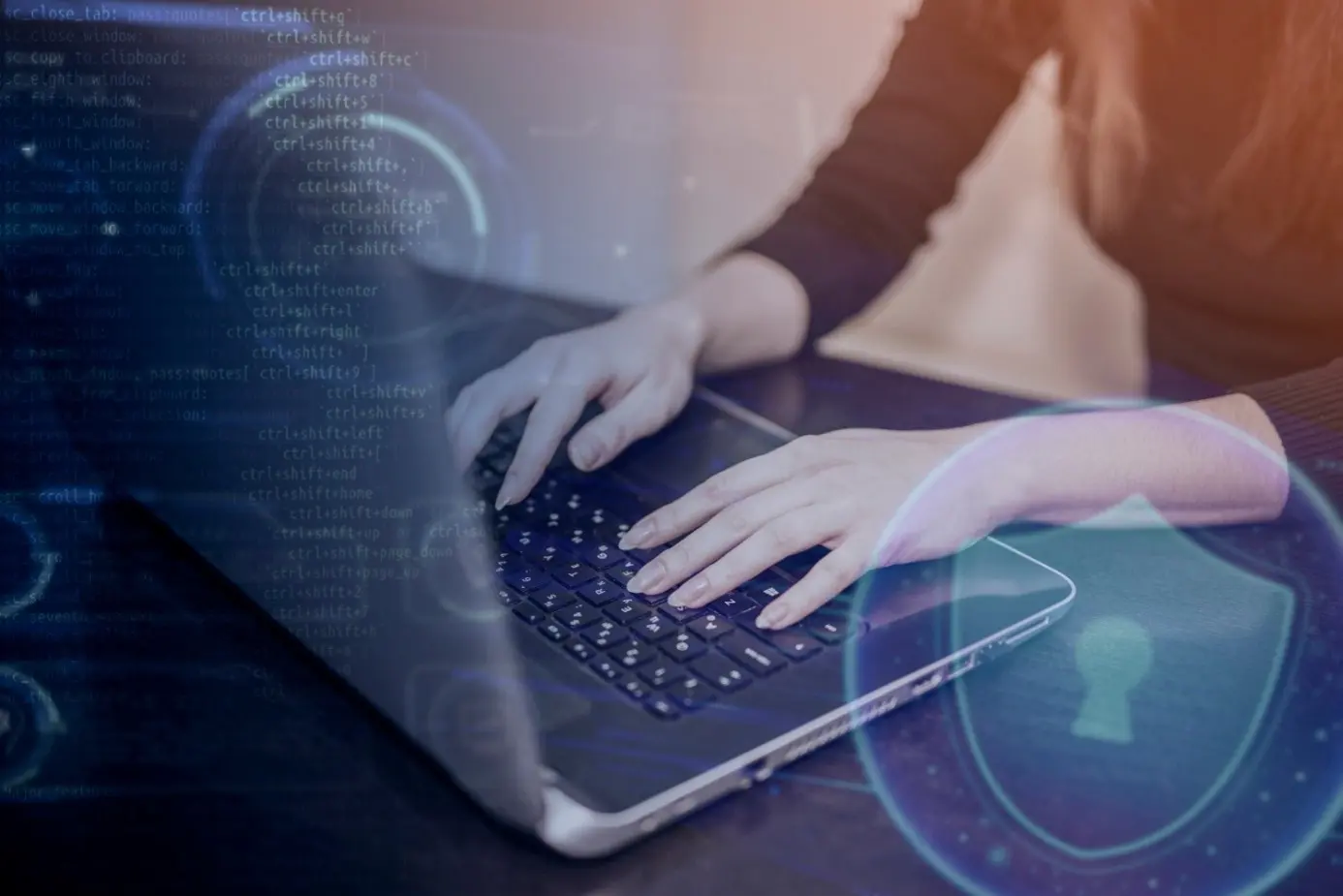 Osoba korzysta z laptopa, pisząc kod związany z technologią deepfake. | © Name