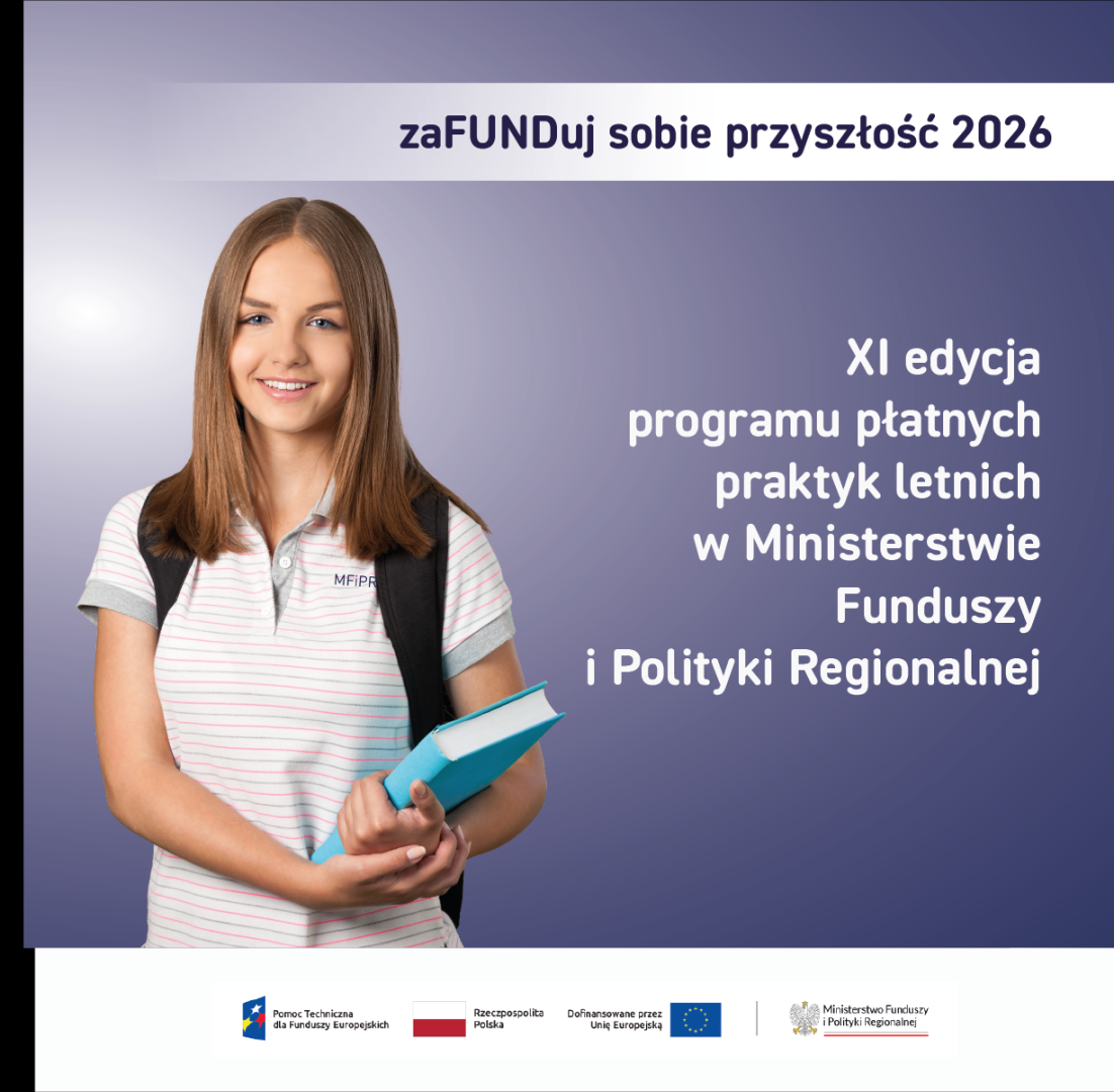 Uśmiechnięta dziewczyna z plecakiem trzyma niebieską książkę, promując program praktyk letnich 2026.