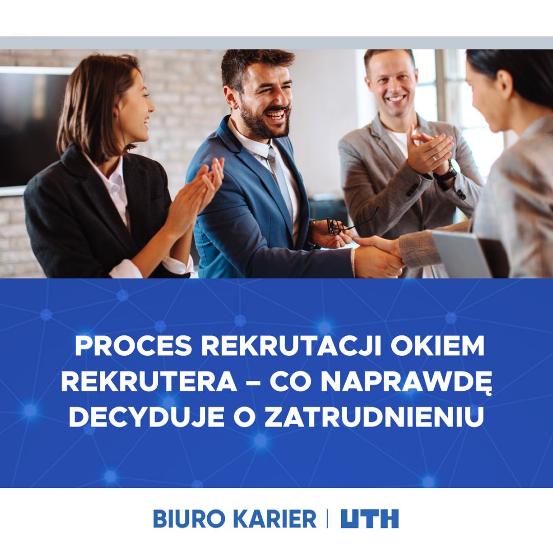 Cztery osoby w biurze uśmiechają się i witają się, omawiając proces rekrutacji. | © UTH