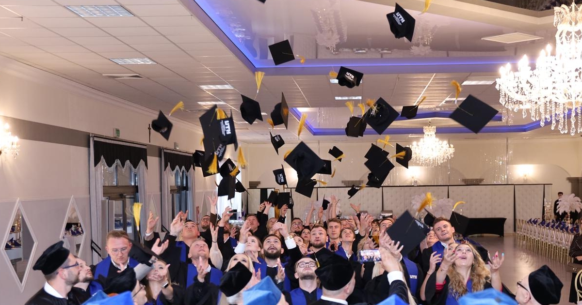 Studenci UTH w Płońsku rzucają biretami na zakończenie studiów